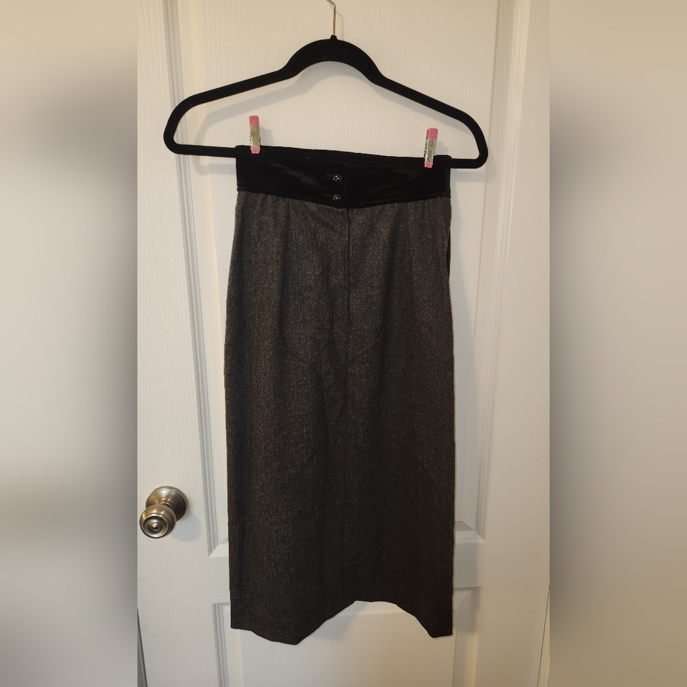 Elegant Gray and Black Wool Women's Valentino Miss V Skirt - Picture 14 of 14